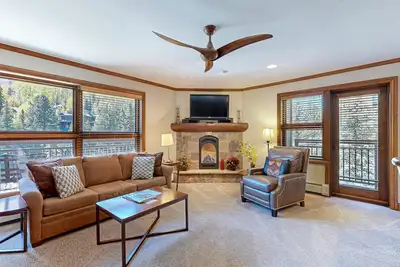 Image de Ski-in/out, mountain view condo with fireplace, fast WiFi & hot tub, pool, Wd