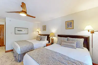 Image de Village view condo w/ ski-in/out access, fast WiFi & shared pool, hot tubs, W/D