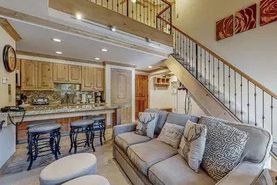 Image de Mountain view, ski-in/out condo w/ fireplace, fast WiFi, shared pool/hot tub/Wd