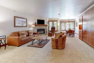 Image de Chalet in Ski-In/Ski-Out Complex w/Fireplace, Fast WiFi, & Shared Pool/Hot Tubs