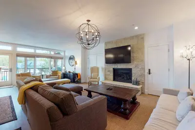 Image de Ski-in/out home with fireplace, Ac, high-speed WiFi, shared pool/hot tub/laundry