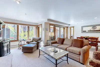 Image de Chalet in Ski-In/Ski-Out Building w/ Balcony, Shared Hot Tub, Pool, W/D, WiFi