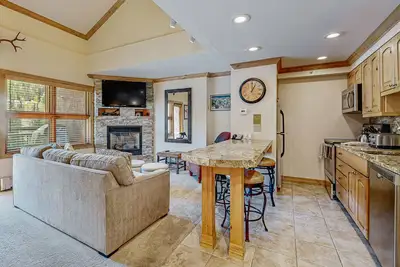 Image de Ski-in/ski-out, cabin-inspired condo with shared pool and hot tub access