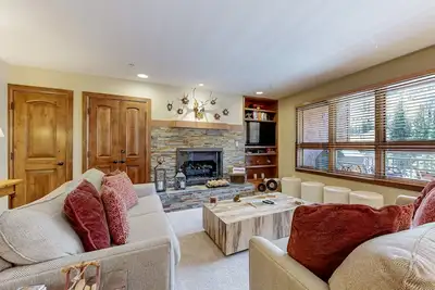 Image de Ski-in/out condo w/mountain view, fireplace, fast WiFi, W/D, shared pool/hot tub