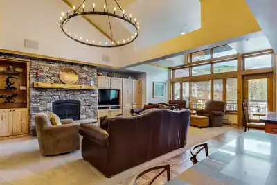 Image de Luxe ski-in/out Lionshead home w/fireplace, fast WiFi, W/D, shared pool/hot tubs