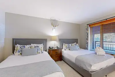 Image de Ski-in/out, hotel-style studio w/ high-speed WiFi & shared hot tubs, pool, W/D