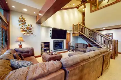 Image de Ski-in/out villa w/ fireplace, alpine view, fast WiFi & shared pool/hot tub/W/D