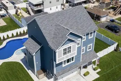 Image de Off-Season 6-8 month rental: Wfh at the beach or commute via train/ferry to Nyc!