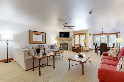 Image de Winter Villa in Ski-In/Ski-Out Complex w/Free WiFi & Shared Pool, Hot Tubs, W/D