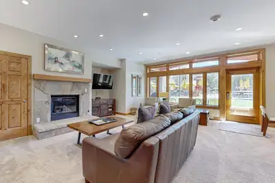Image de Ski-in/ski-out home w/ high-speed WiFi, fireplace & shared pool/hot tubs/laundry