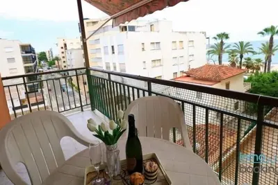 Image de Neptuno avec vue sur la mer