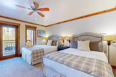 Image de Ski-in/ski-out condo with a balcony, fast WiFi & shared pool/hot tub/laundry