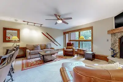 Image de Ski-in/out condo w/fireplace, great view, fast WiFi & shared pool, hot tubs, W/D