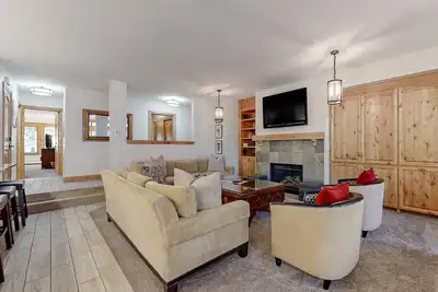 Image de Ski-in/ski-out home with hot tub, pools, high-speed WiFi & fireplace