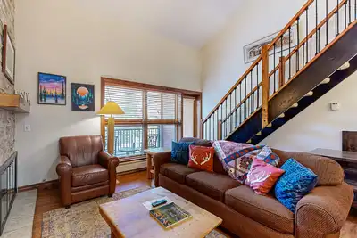 Image de Elegant, ski-in/out condo w/ fireplace, fast WiFi, shared pool/hot tubs/laundry