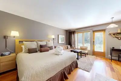 Image de Deluxe ski-in/out studio w/mountain view, fast WiFi & shared hot tubs, pool, W/D