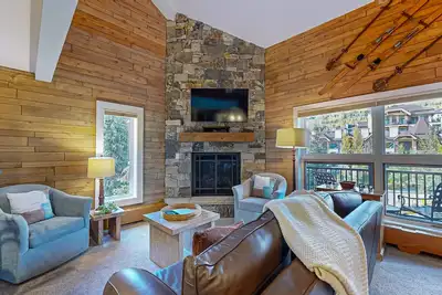 Image de Ski-in/ski-out condo w/ balcony, fireplace, high-speed WiFi, shared pool/hot tub