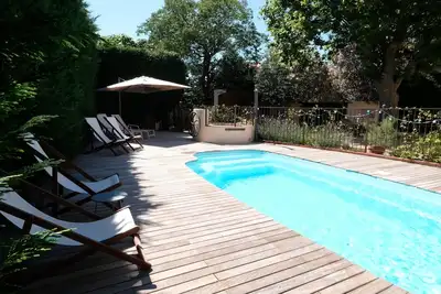 Gite de standing climatisé, 4 ch, avec terrasse privative et piscine partagée