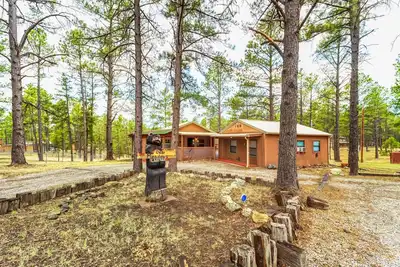 Image de Deer Meadows & Wildflower: Cute, Centrally Located Ruidoso Cabin with Hot Tub!