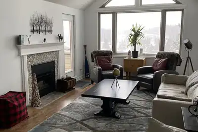 Image de Modern Muskoka Executive 2 Bedroom Condo/Loft. Minutes to the Provincial Parks!