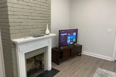 Image de Modern lower level midtown apartment with cable and high speed internet!