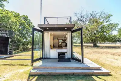 Image de Honeycomb Container Home | \"Pickleball Court! \"