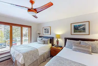 Image de Hotel-style, ski-in/out condo w/ shared outdoor pool/hot tub/laundry, fast WiFi