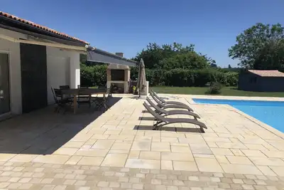 Image de Maison récente avec 4 chambres, grande Piscine privé et salon ouvert climatisé
