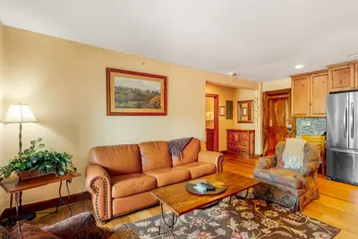 Image de Ski-in/out, 4th-floor condo w/ fireplace, fast WiFi & shared hot tubs, pool, W/D