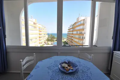 Studio confortable à Roses, Costa Brava! Idéal pour 3 personnes, à 100 m de la plage, avec vue mer et commodités.