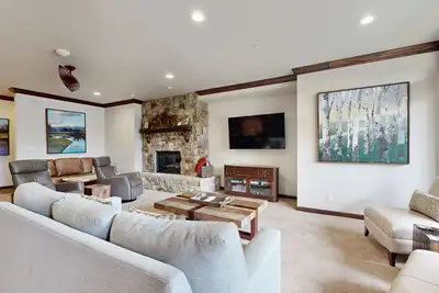 Image de Ski-in/out retreat w/ alpine view, fireplace, fast WiFi, shared pool/hot tub/W/D