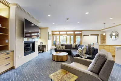 Image de Ski-in/out condo with fireplace, balcony, fast WiFi & shared hot tub, pool, W/D