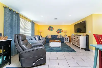 Image de Pineapple Express at the Beach Shack Just one block from the beach!