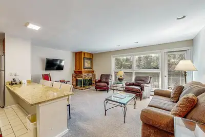 Image de Ski-in/out condo w/ fireplace, mountain view, fast WiFi, shared pool/hot tubs/Wd