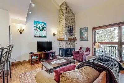 Image de Ski-in/out condo w/ balcony, fast WiFi, fireplace & shared pool/hot tubs/laundry