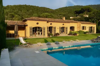 Image de Magnifique Bastide avec piscine en plein coeur de la presqu'île de Saint-Tropez