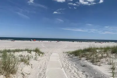 Image de Prime Beach House & Huge Private Back Yard - Steps to the beach & Shark Park!