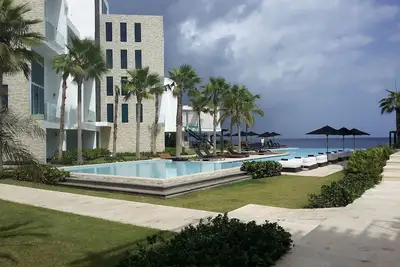 Image de 3bd luxury beachfront condo with gym, elevator, infinity pool. Reduced rate!