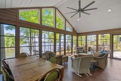 Image de Secluded Lake Oconee 4 Bed/4 Ba lakefront home w/ Private dock, 10 Min to Publix