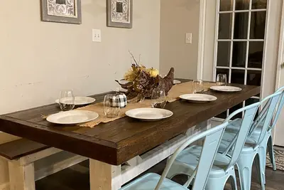 Image de Ride2 Wpg trails, Garage, Mnt Cabin, WiFi Paved Firepit, Circle Dr Parking, King