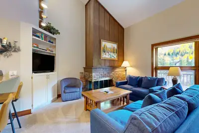 Image de Ski-in/ski-out mountain-view condo with fireplace, W/D, pool & hot tub access