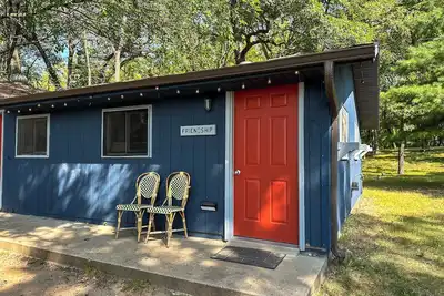 Image de This camper cabin with attached bathroom makes the perfect summer camp retreat!