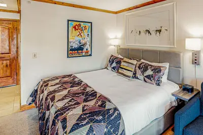 Image de Classic, hotel-style, ski-in/out condo w/ fast WiFi & shared hot tubs, pool, W/D