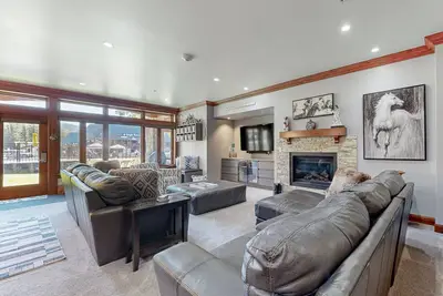 Image de Ski-in/out, 1st-floor villa w/ fireplace, fast WiFi, shared hot tub/pool/laundry