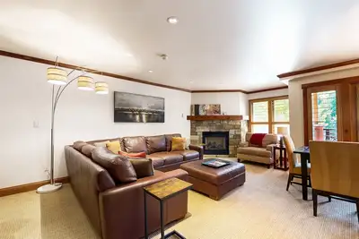 Image de Mountain-view condo at ski-in/out property - outdoor pool, hot tub, walk to bus