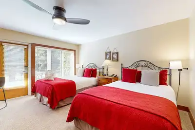 Image de Ski-in/out studio w/mountain/creek view, fast WiFi, shared pool/hot tubs/laundry