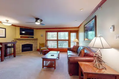 Image de Ski-in/out, mountain view condo w/ fireplace, fast WiFi, shared pool/Wd/hot tub