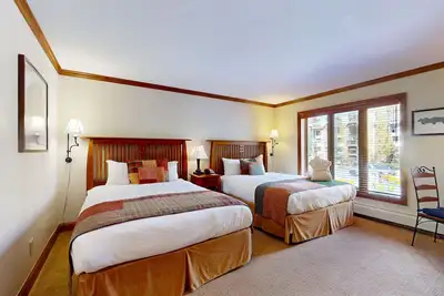 Image de Ski-in/out condo with kitchenette, high-speed WiFi, shared pool/hot tub/laundry