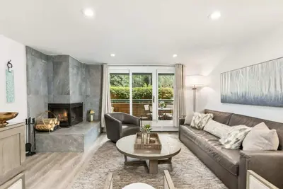 Image de Riverfront Designer 2 Br, Walk to Gondola!