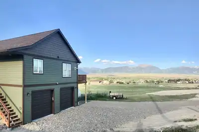 Image de Montana Getaway with mountain views